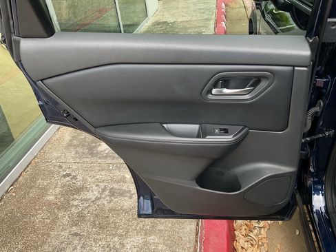 Used 2025 Nissan Rogue SV image 18