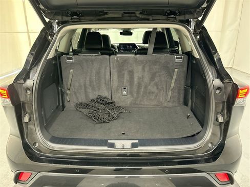 Used 2023 Toyota Highlander Limited image 23