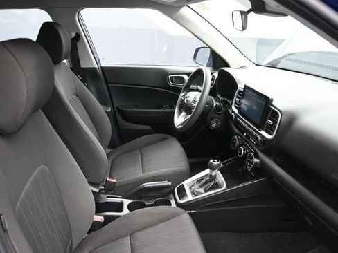 Used 2022 Hyundai Venue SE FWD image 12