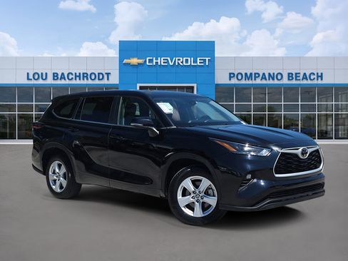 Used 2024 Toyota Highlander LE image 1