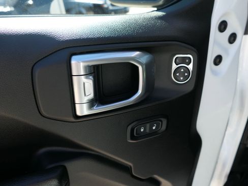 Used 2024 Jeep Wrangler Unlimited image 12