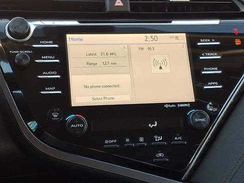 Used 2020 Toyota Camry XLE image 9