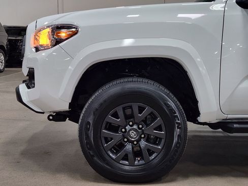 Used 2023 Toyota Tacoma SR5 w/ Technology Package image 5