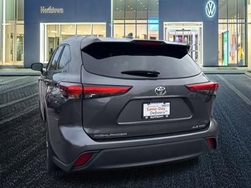 Used 2023 Toyota Highlander XLE AWD/4WD image 7