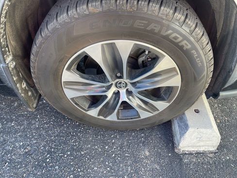 Used 2021 Toyota Highlander XLE image 4