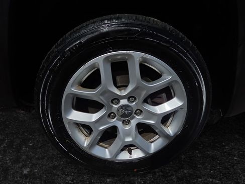 Used 2018 Jeep Renegade Latitude w/ Cold Weather Group image 22