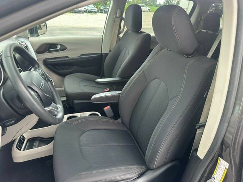 Used 2017 Chrysler Pacifica Touring FWD image 9