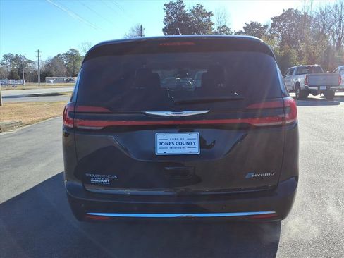 Used 2024 Chrysler Pacifica Select image 3