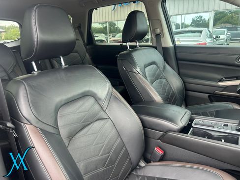 Used 2022 Nissan Pathfinder Platinum w/ Cargo Package FWD image 28