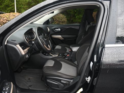 Used 2018 Jeep Cherokee Latitude AWD/4WD image 7