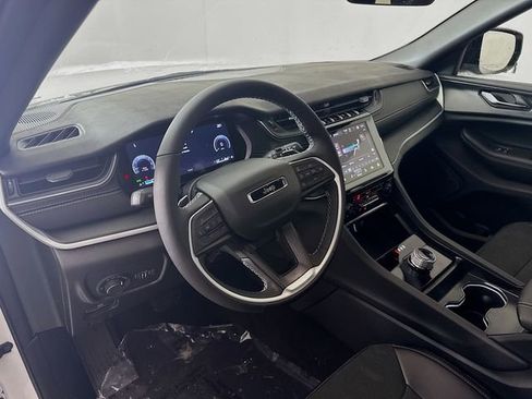 New 2025 Jeep Grand Cherokee Altitude image 9