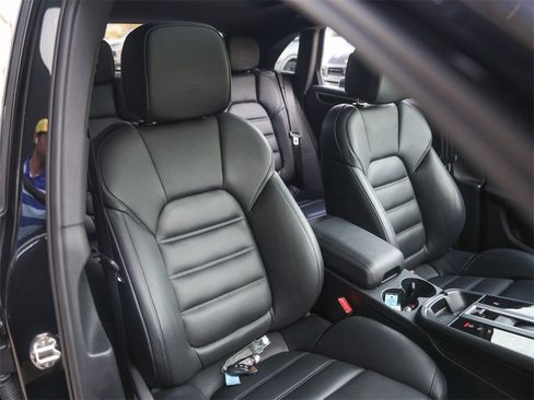 Used 2025 Porsche Macan image 39