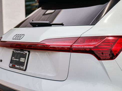 Used 2024 Audi Q8 e-tron Premium Plus image 8