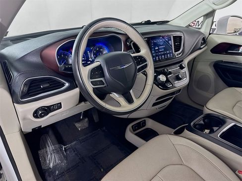 Used 2020 Chrysler Pacifica Limited image 9