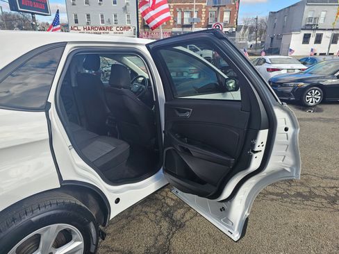 Used 2022 Ford Edge SE w/ Cargo Accessory Package image 12