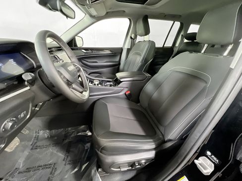 Used 2023 Jeep Grand Cherokee Laredo image 19