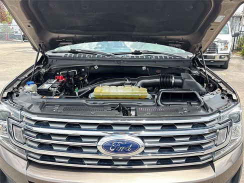 Used 2018 Ford Expedition XLT w/ Equipment Group 202A RWD image 30