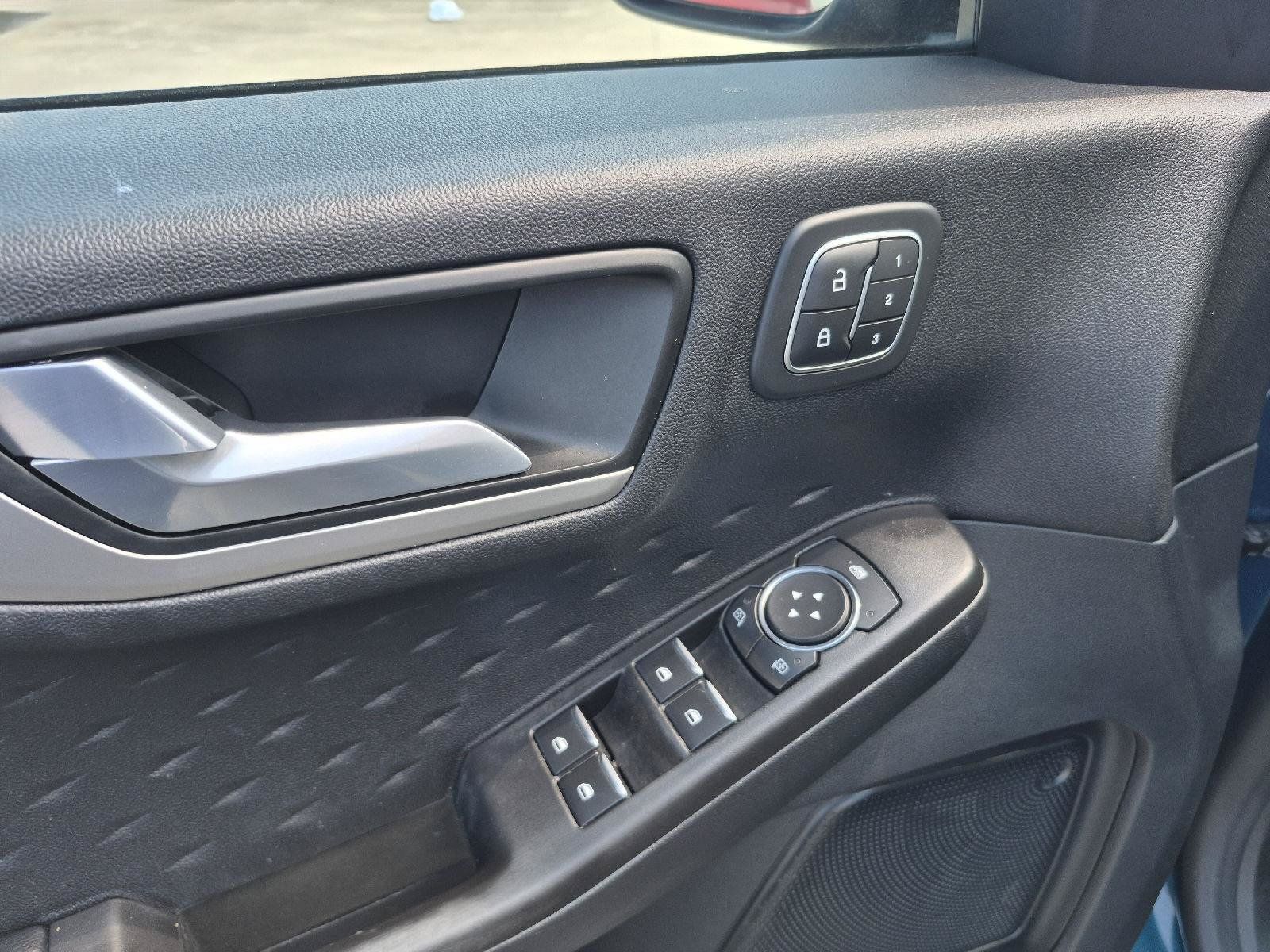 Used 2020 Ford Escape SEL FWD image 3