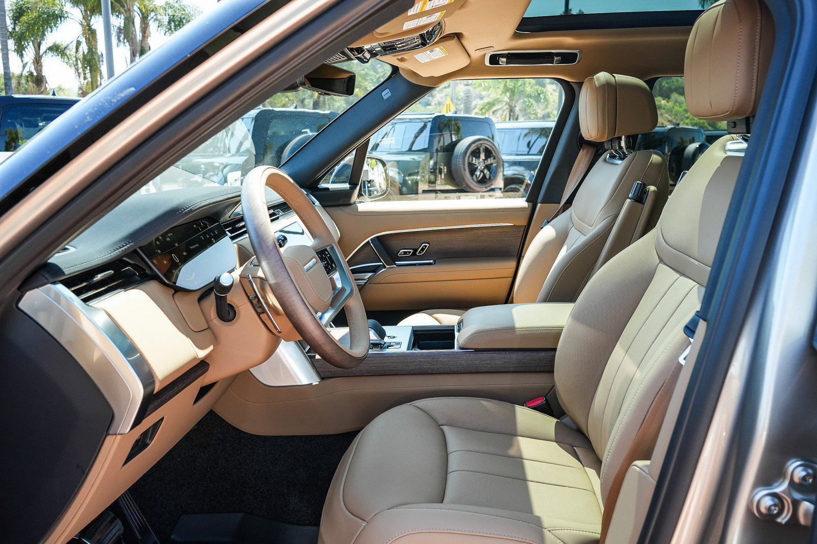 New 2026 Land Rover Range Rover Long Wheelbase SE AWD/4WD image 17