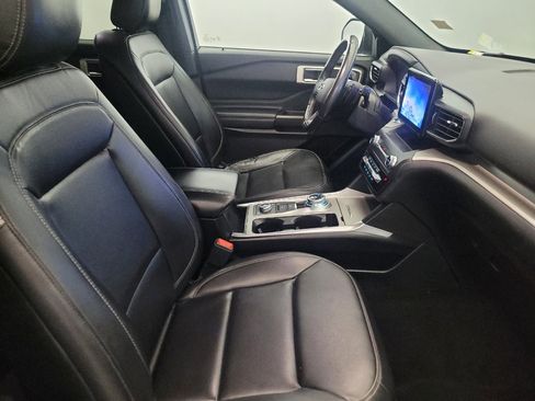Used 2020 Ford Explorer XLT w/ Equipment Group 202A AWD/4WD image 19