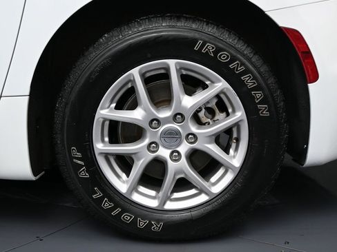 Used 2024 Chrysler Pacifica Touring-L image 12