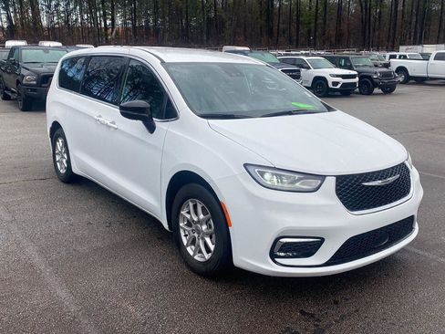 Certified 2025 Chrysler Pacifica Select image 2