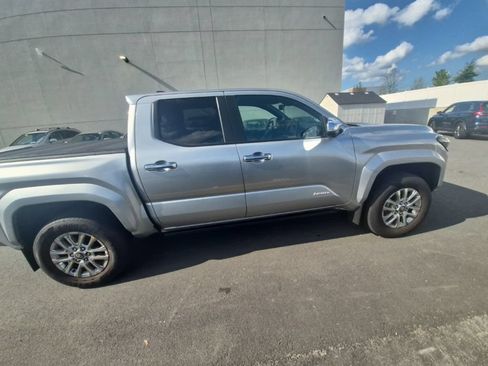 Used 2025 Toyota Tacoma Limited AWD/4WD image 4