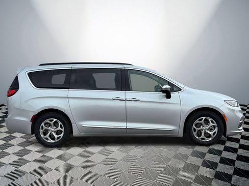 Used 2023 Chrysler Pacifica Limited FWD image 6