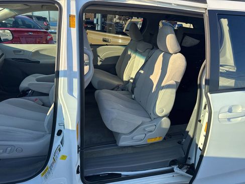 Used 2014 Toyota Sienna LE image 7
