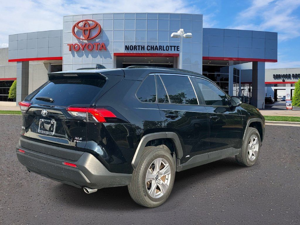Used 2025 Toyota RAV4 XLE AWD/4WD image 8