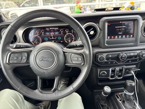 Used 2023 Jeep Gladiator Sport AWD/4WD image 2