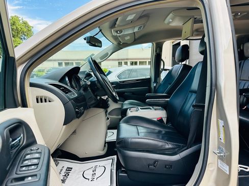 Used 2014 Chrysler Town & Country Touring FWD image 11
