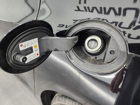 Used 2024 Chrysler Pacifica Touring-L image 31