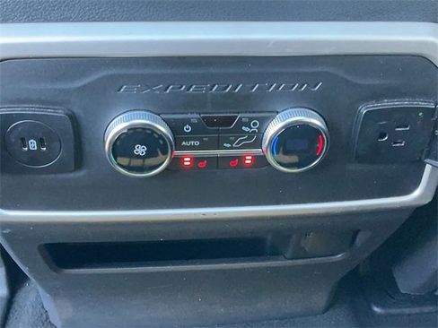 Used 2024 Ford Expedition Limited image 16