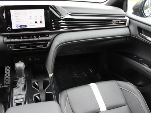 Used 2025 Toyota Camry SE image 19