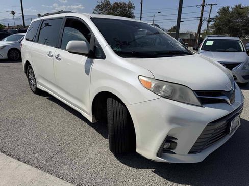 Used 2018 Toyota Sienna XLE w/ XLE Navigation Package FWD image 9