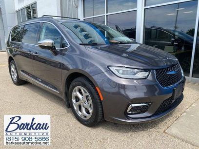 Used 2023 Chrysler Pacifica Limited w/ Uconnect Theater Family Group