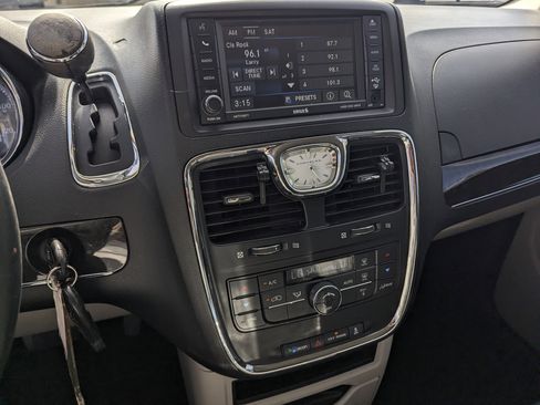 Used 2013 Chrysler Town & Country Touring image 12