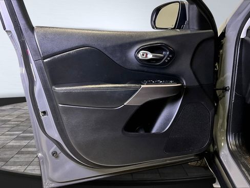 Used 2019 Jeep Cherokee Limited image 19