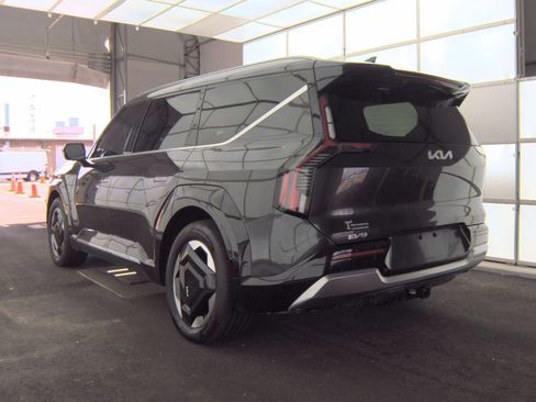 Used 2024 Kia EV9 Land image 8