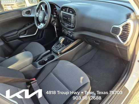 Certified 2025 Kia Soul LX w/ LX Technology Package FWD image 10