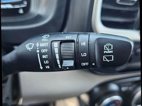 Used 2023 Hyundai Venue SEL image 16