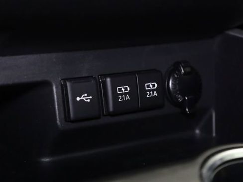 Used 2021 Toyota Highlander XLE image 24