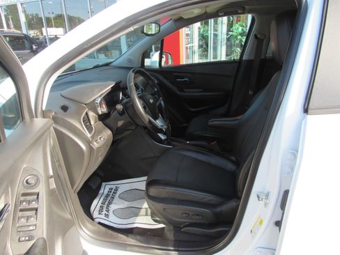 Used 2022 Chevrolet Trax LT w/ LT Convenience Package AWD/4WD image 15