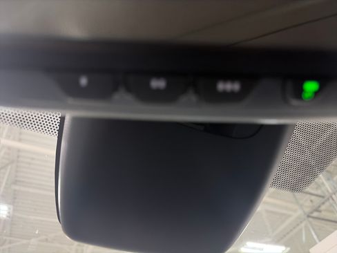 Used 2022 Toyota Highlander XLE AWD/4WD image 22