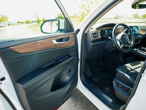 Certified 2024 Volkswagen Atlas SE image 6