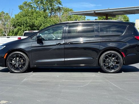 Used 2025 Chrysler Pacifica Limited FWD image 14