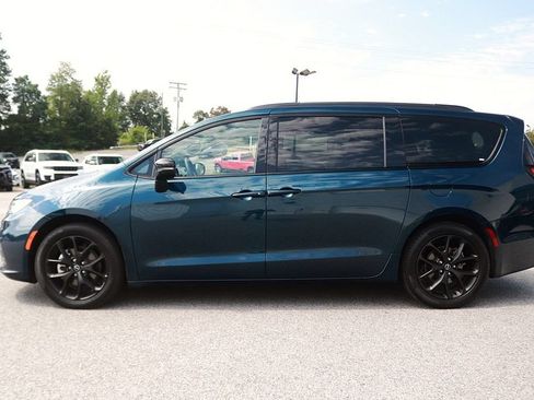 Used 2025 Chrysler Pacifica Limited FWD image 4