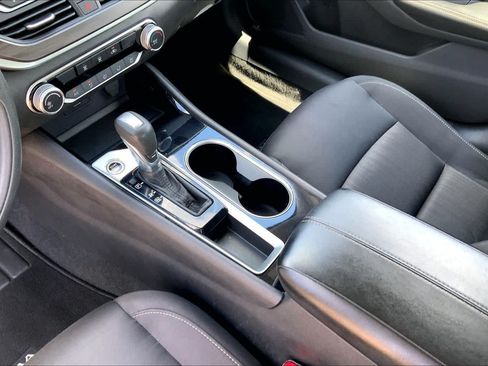 Used 2024 Nissan Altima 2.5 SV FWD image 16