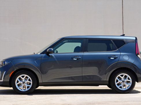 Used 2023 Kia Soul LX w/ LX Technology Package FWD image 8